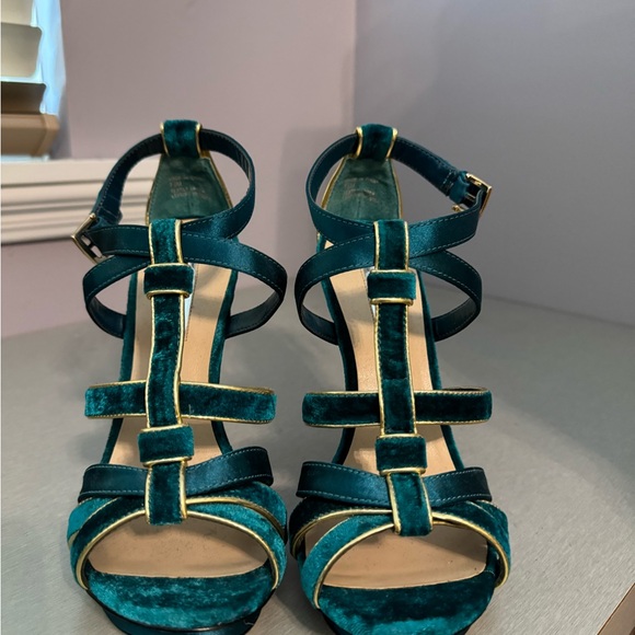 H by Halston Size 7.5 Velvet Peacock Green heels. - Picture 4 of 8
